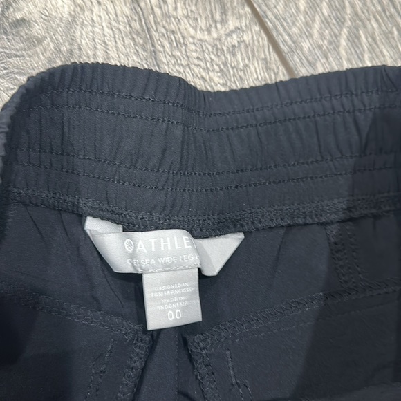 • Athleta • Chelsea Wide Leg Cargo Athletic Pants Black 00 / Small - Picture 4 of 4